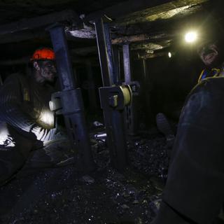 Des mineurs dans une mine ukrainienne, à Makiyivka, dans la région du Donbass. [Reuters - Maxim Zmeyev]