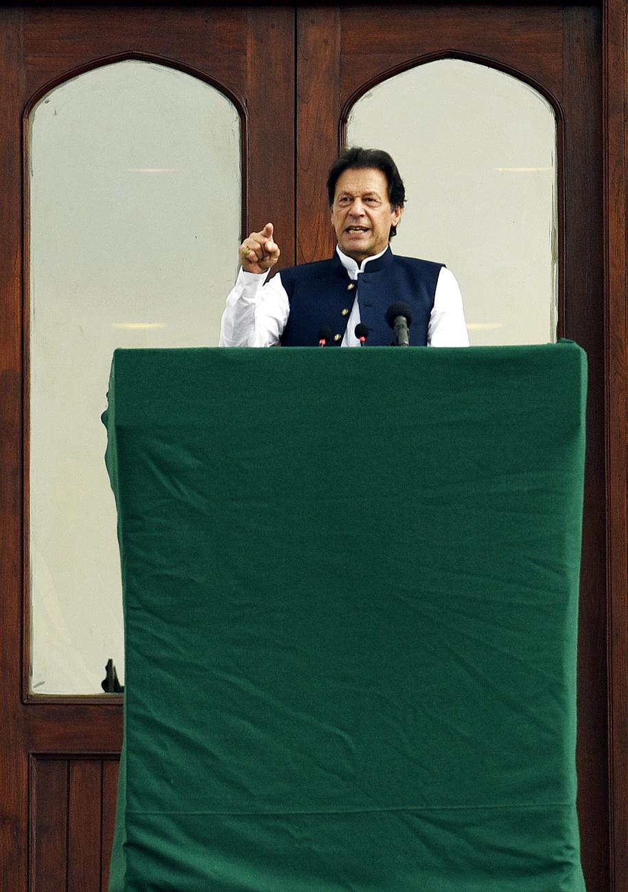 Le Premier ministre pakistanais, Imran Khan, en plein discours devant ses bureaux d'Islamabad, le 30 août 2019. [Keystone/epa - T. Mughal]