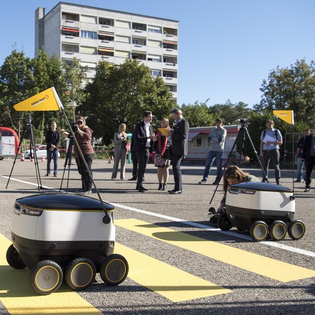 Les robots de La Poste lors du lancement des tests en août 2016. [Keystone - Lukas Lehmann]