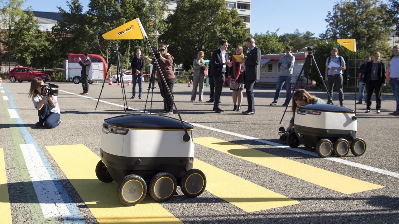 Les robots de La Poste lors du lancement des tests en août 2016. [Keystone - Lukas Lehmann]