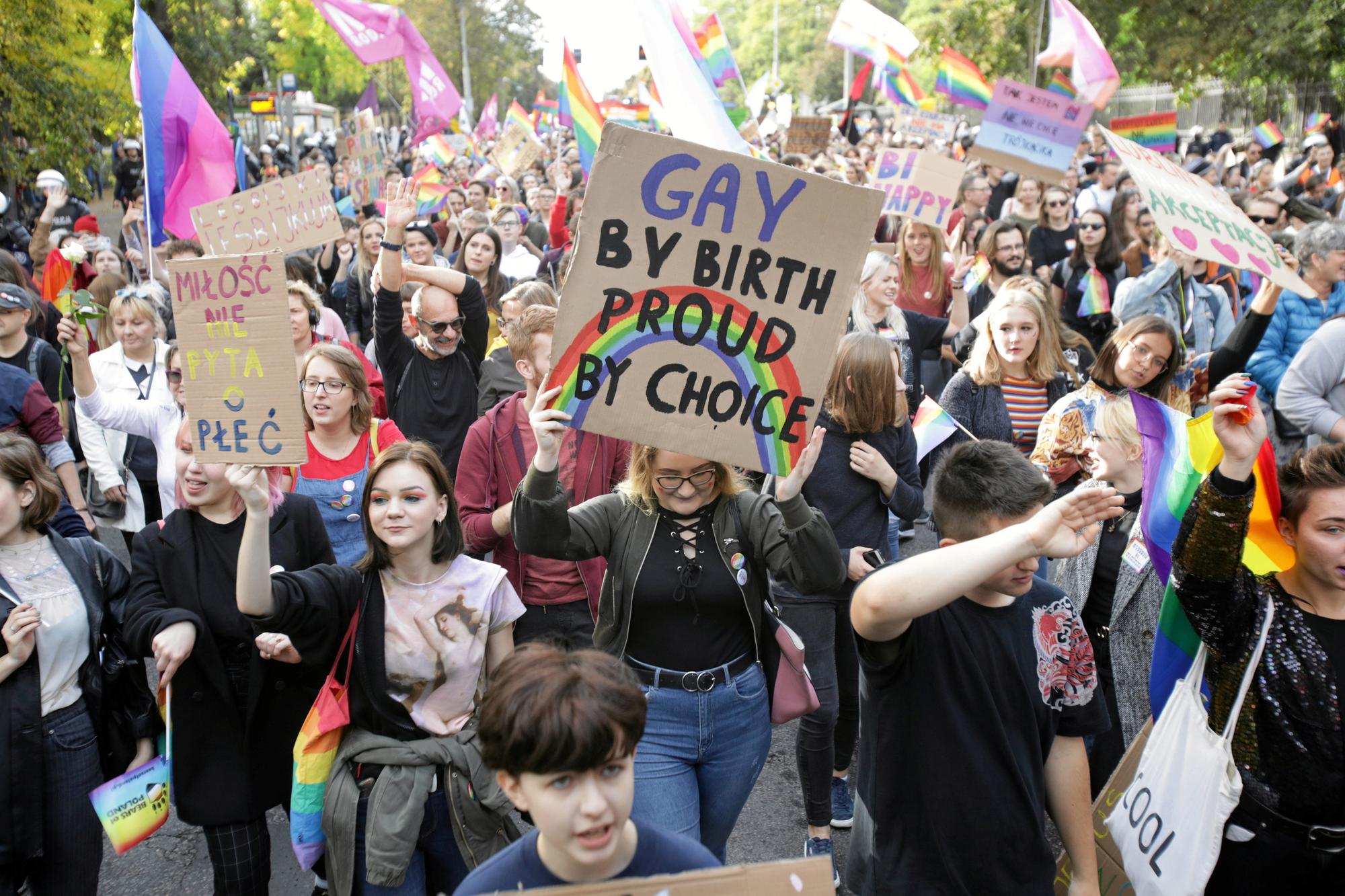 "Je suis née gay, je suis fière par choix", dit la pancarte de cette participante de la Marche des Fiertés de Lublin, en Pologne, le 28 septembre 2019. [Reuters/Agencja Gazeta - Jakub Orzechowski]