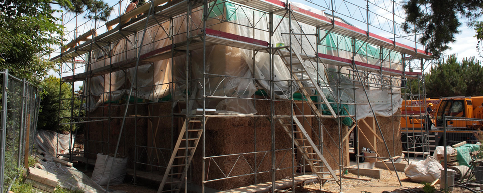 Le bâtiment ECO 46  à Lausanne a été construit en paille porteuse. [Noé Cauderay]