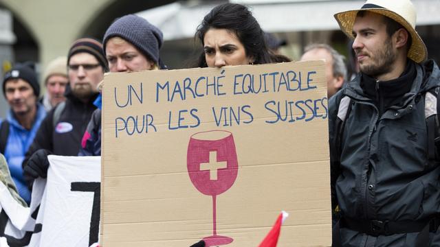 Les vignerons présents à Berne le lundi 2 décembre 2019 pour demander à la Confédération des mesures de soutien. [Keystone - Peter Klaunzer]