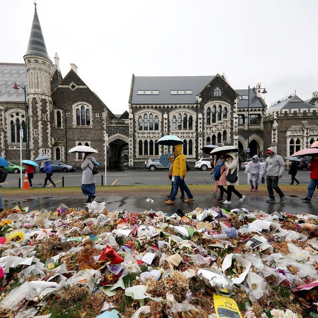 Des fleurs déposées en mémoire des victimes de la tuerie, aux abords du jardin botanique de Christchurch. [AFP - Sanka VIDANAGAMA]