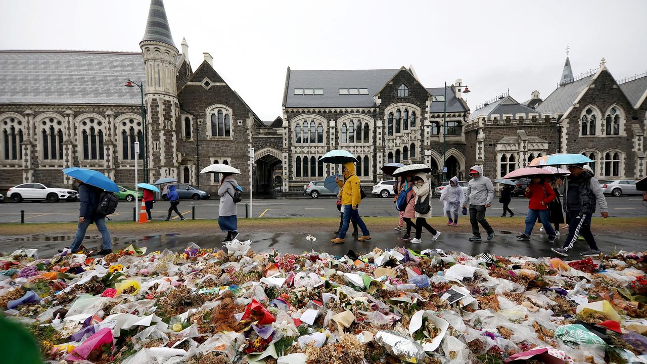 Des fleurs déposées en mémoire des victimes de la tuerie, aux abords du jardin botanique de Christchurch. [AFP - Sanka VIDANAGAMA]