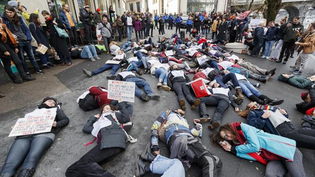 Environ 500 militants et sympathisants se sont rassemblés afin d'attirer l'attention de la population et des autorités sur la crise climatique. [Keystone - Cyril Zingaro]