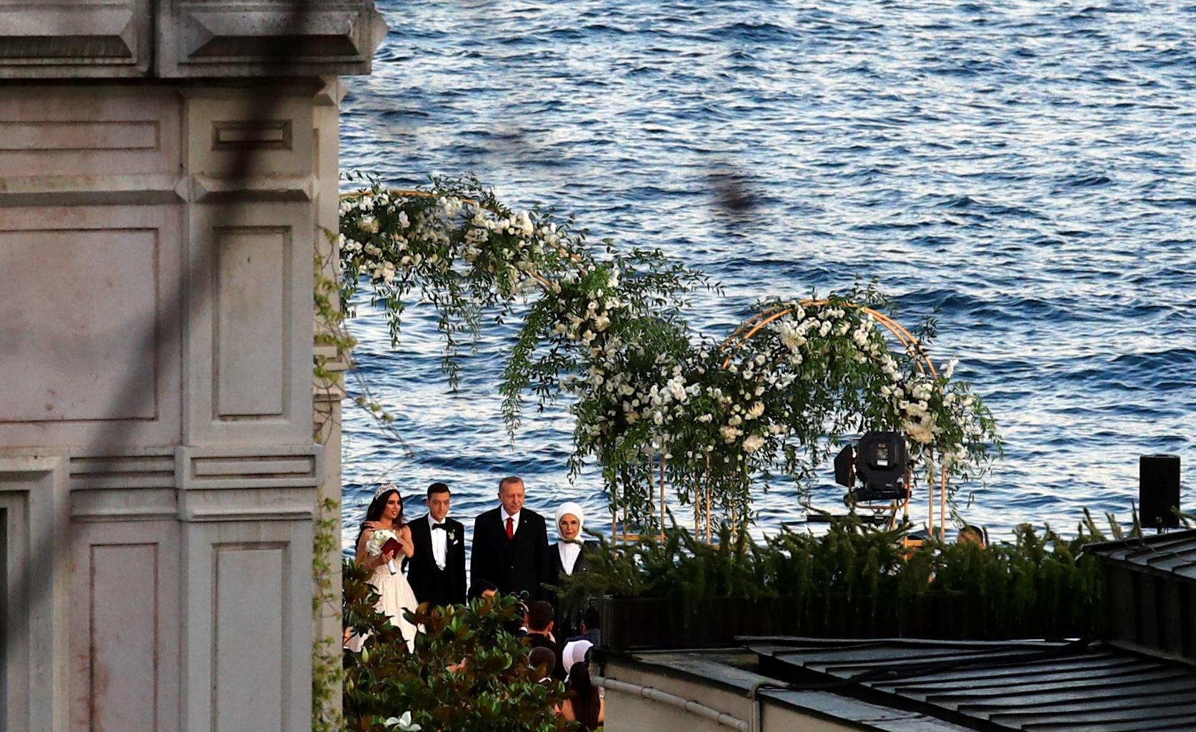 Mesut Ozil prend la pose avec le président turc Recep Tayyip Erdogan le jour de son mariage à Istanbul, le 7 juin 2019. [Reuters - Umit Bektas]