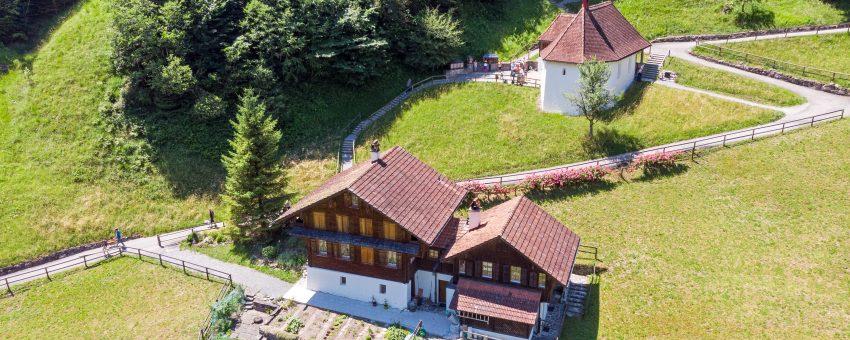 La petite chapelle accolée à la maisonnette de l'ermite. [Bruder-Klausen-Stiftung]