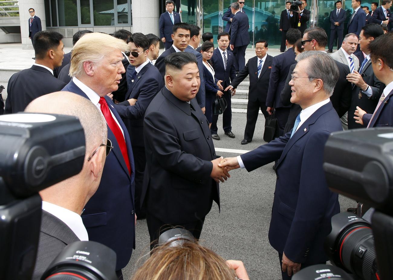 Le président sud-coréen Moon Jae-in (à droite) rencontre ses homologues nord-coréen et américain au village de Panmunjom, dans la Zone démilitarisée. [Keystone - Yonhap]