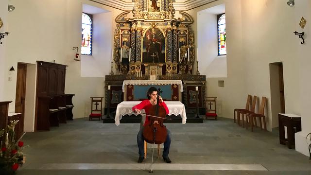 ESTELLE REVAZ, SON COMPAGNON DE BOIS
Elle vient d’acquérir un nouveau violoncelle qui est né en même temps que Louis XIV et qui a donc survécu aux guerres, aux épidémies et même à l’électricité. Estelle Revaz est l’une de nos meilleures solistes classiques, elle est aussi une jeune femme qui apprend à gérer une carrière internationale et à apprivoiser un instrument doté d’une âme. Petit voyage sur la terre de ses origines valaisannes, mais aussi au Victoria Hall de Genève. 
Immersif, une série de portraits d’artistes suisses comme vous ne les avez jamais entendus. Ils nous accueillent dans leur biotope pour évoquer leur relation intime au son et pour jouer. Réal: Arnaud Robert. Son: Renaud Millet-Lacombe. Image: Sébastien Bourquin. Tournage à Agno, Tessin, avril 2018. [RTS - Arnaud Robert]