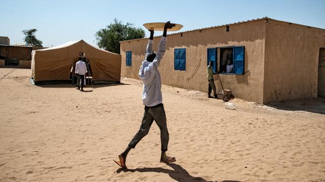 Un homme dans le centre des repentis de Boko Haram. [Swiss Press Photo/Keystone - Michael Zumstein]