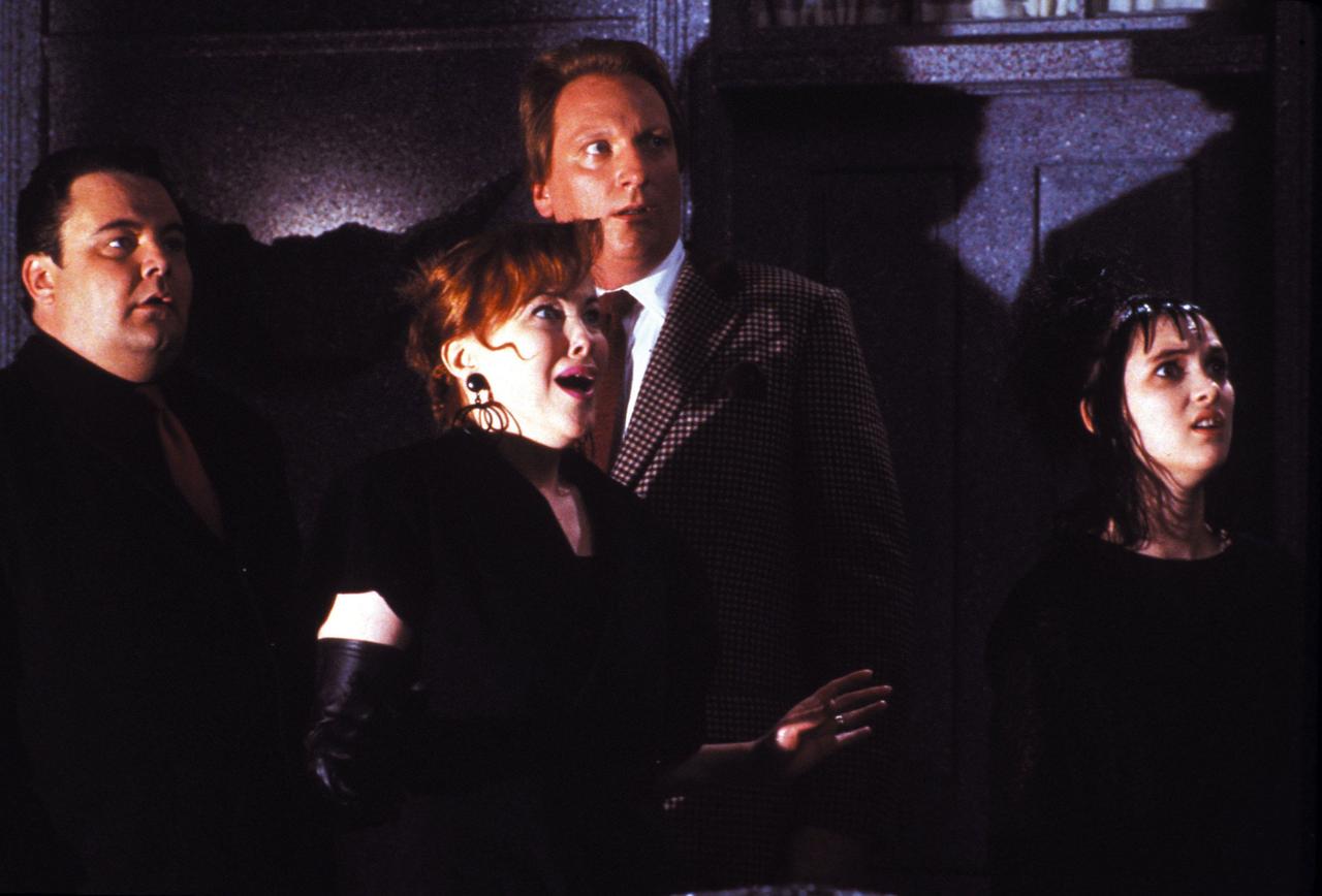 Jeffrey Jones (au centre), Catherine O'Hara et Winona Ryder jouent la famille Deetz dans "Beetlejuice". [AFP - Geffen Company / Archives du 7eme Art / Photo12]