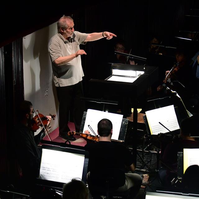 Le compositeur et chef d'orchestre hongrois Peter Eötvös dirige l'orchestre à l'Opéra d'État hongrois de Budapeste le 24 janvier 2017 lors d'une répétition de son Opéra "De l'amour et autres démons" du roman du lauréat du prix Nobel Gabriel Garcia Marquez. La première a eu lieu le 27 janvier 2017. ©ATTILA KISBENEDEK / AFP [AFP - ATTILA KISBENEDEK]