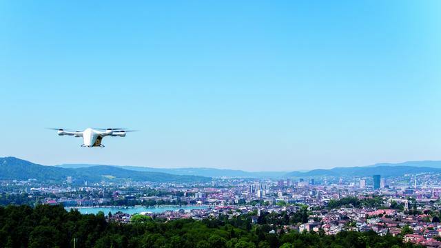 Un drone de transport survole la ville de Zurich (image d'illustration). [Matternet]