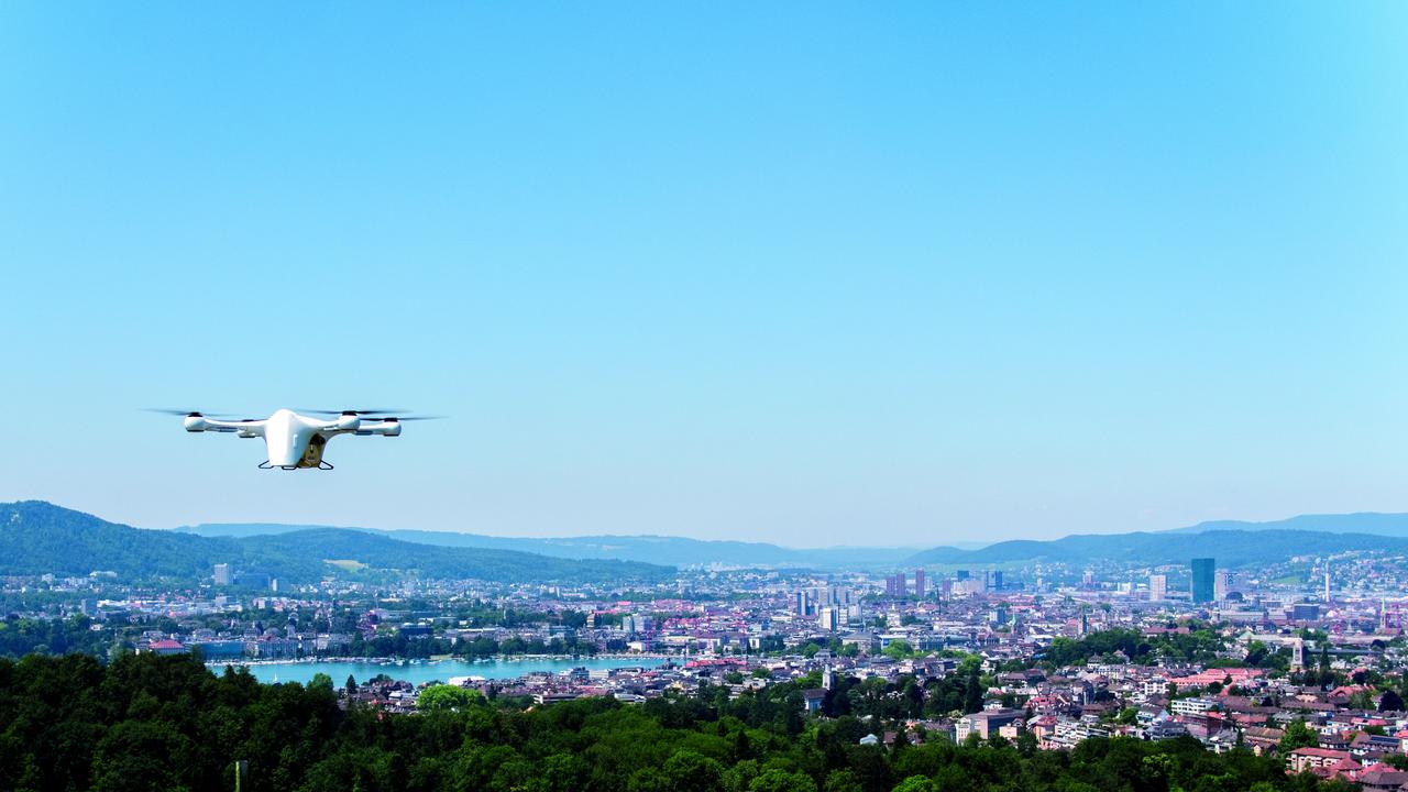 Un drone de transport survole la ville de Zurich (image d'illustration). [Matternet]