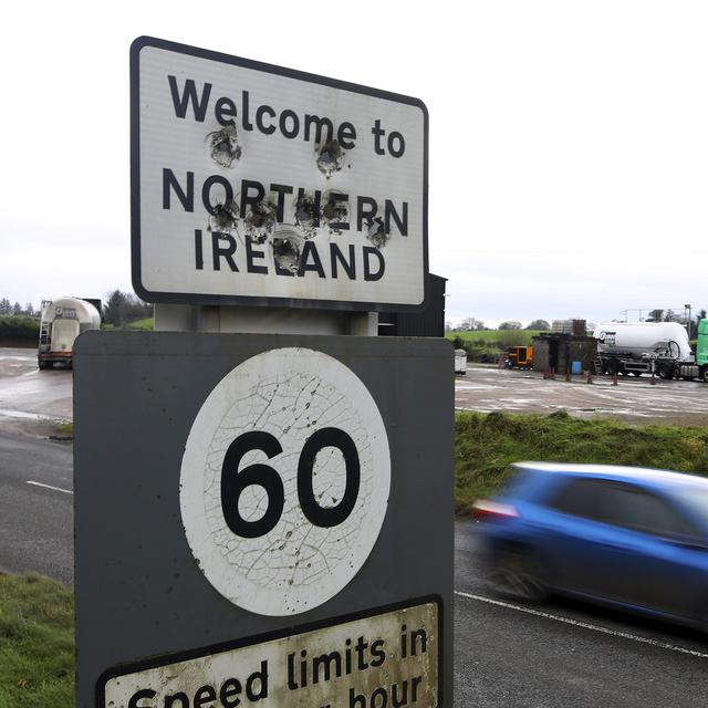 Des impacts de balles sur un panneau souhaitant la bienvenue en Irlande du Nord, à la frontière avec la République d'Irlande. [AP - PETER MORRISON]