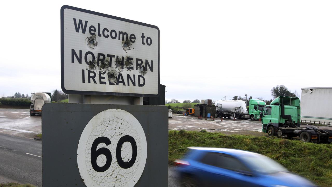Des impacts de balles sur un panneau souhaitant la bienvenue en Irlande du Nord, à la frontière avec la République d'Irlande. [AP - PETER MORRISON]