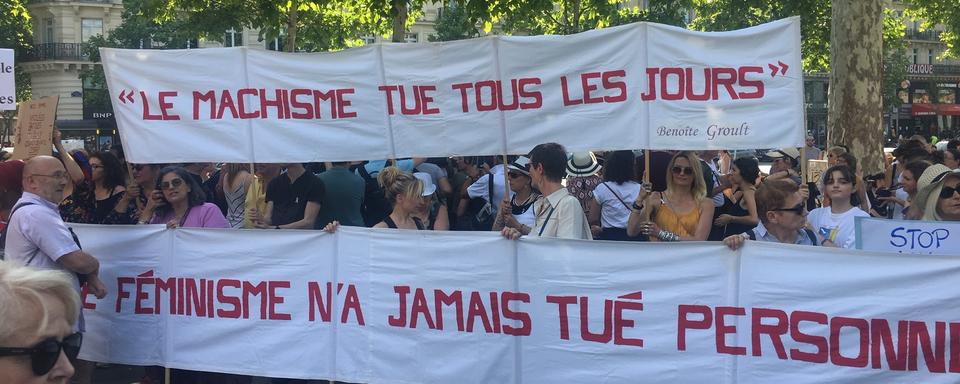 Manifestation en France pour réclamer des mesures immédiates contre les féminicides, le samedi 6 juillet 2019. [RTS - Alexandre Habay]