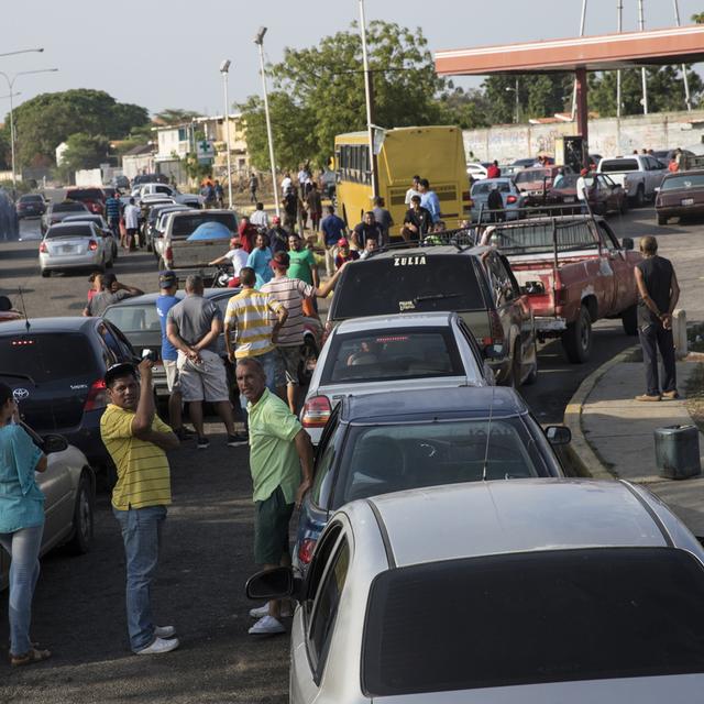 Une file d'attente devant une station essence à Cabimas, au Venezuela. [Keystone - AP Photo/Rodrigo Abd]