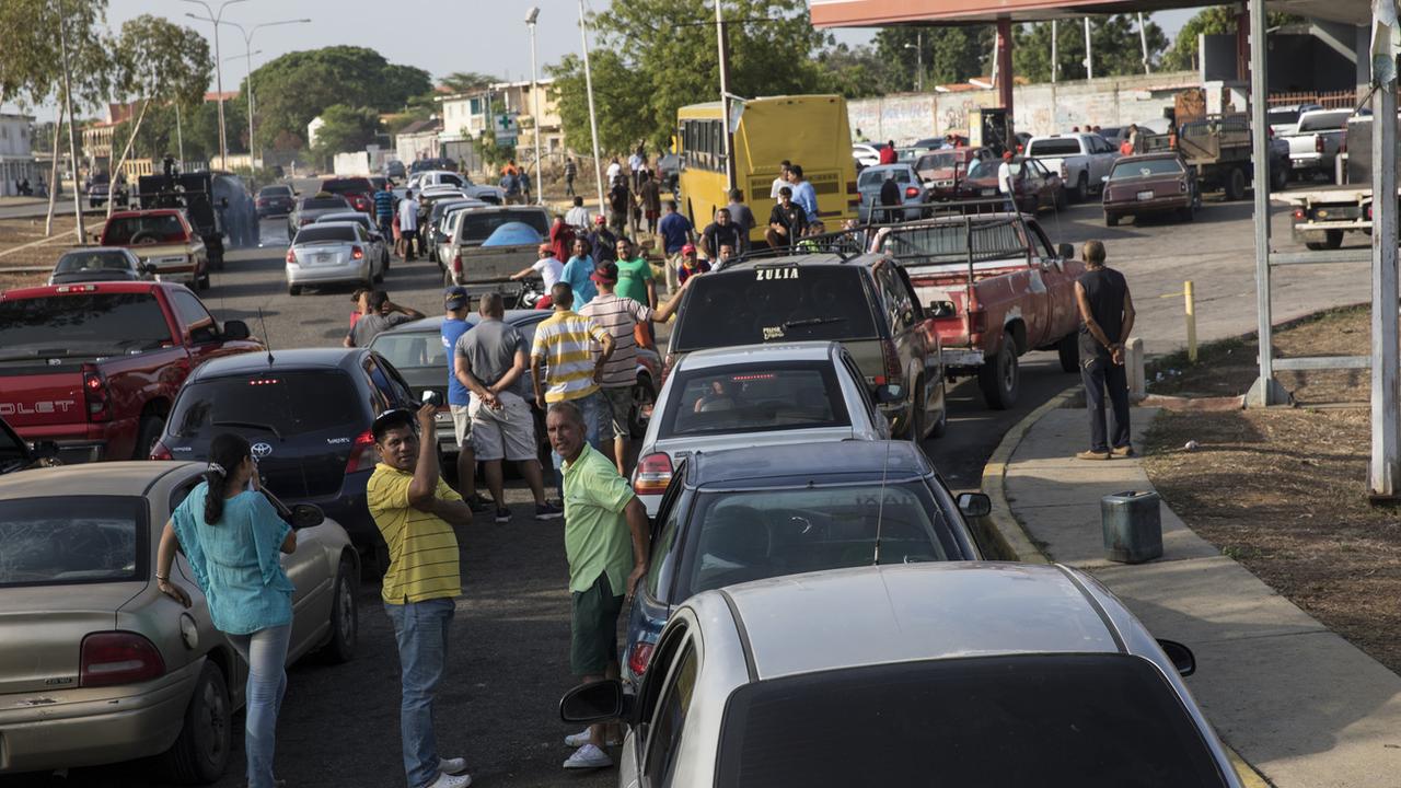 Une file d'attente devant une station essence à Cabimas, au Venezuela. [Keystone - AP Photo/Rodrigo Abd]
