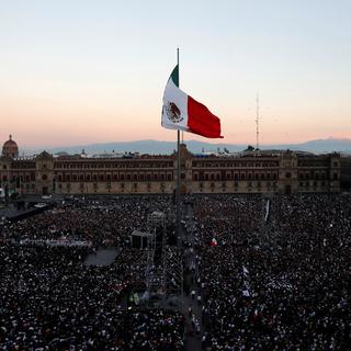 Des milliers de personnes se sont réunis sur la place de la constitution pour la prise de pouvoir du président Andrés Manuel Lopez Obrador. [Reuters - Carlos Jasso]