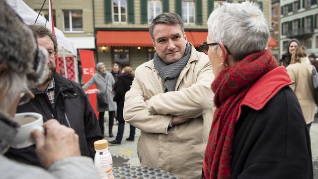 Le PS, avec Christian Levrat, a tenu un stand sur une place de Berne. [Keystone - Peter Schneider]