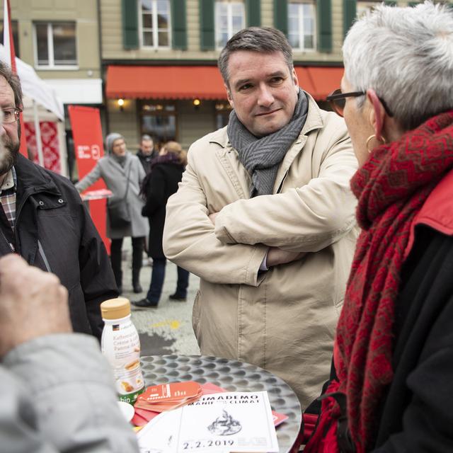 Le PS, avec Christian Levrat, a tenu un stand sur une place de Berne. [Keystone - Peter Schneider]