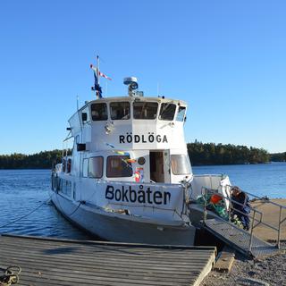 Le Rodloga, un Bokbaten ou bateau bibliothèque, amène des livres aux zones isolées de l’archipel de Stockholm. [Bokbåten Stockholms skärgård]