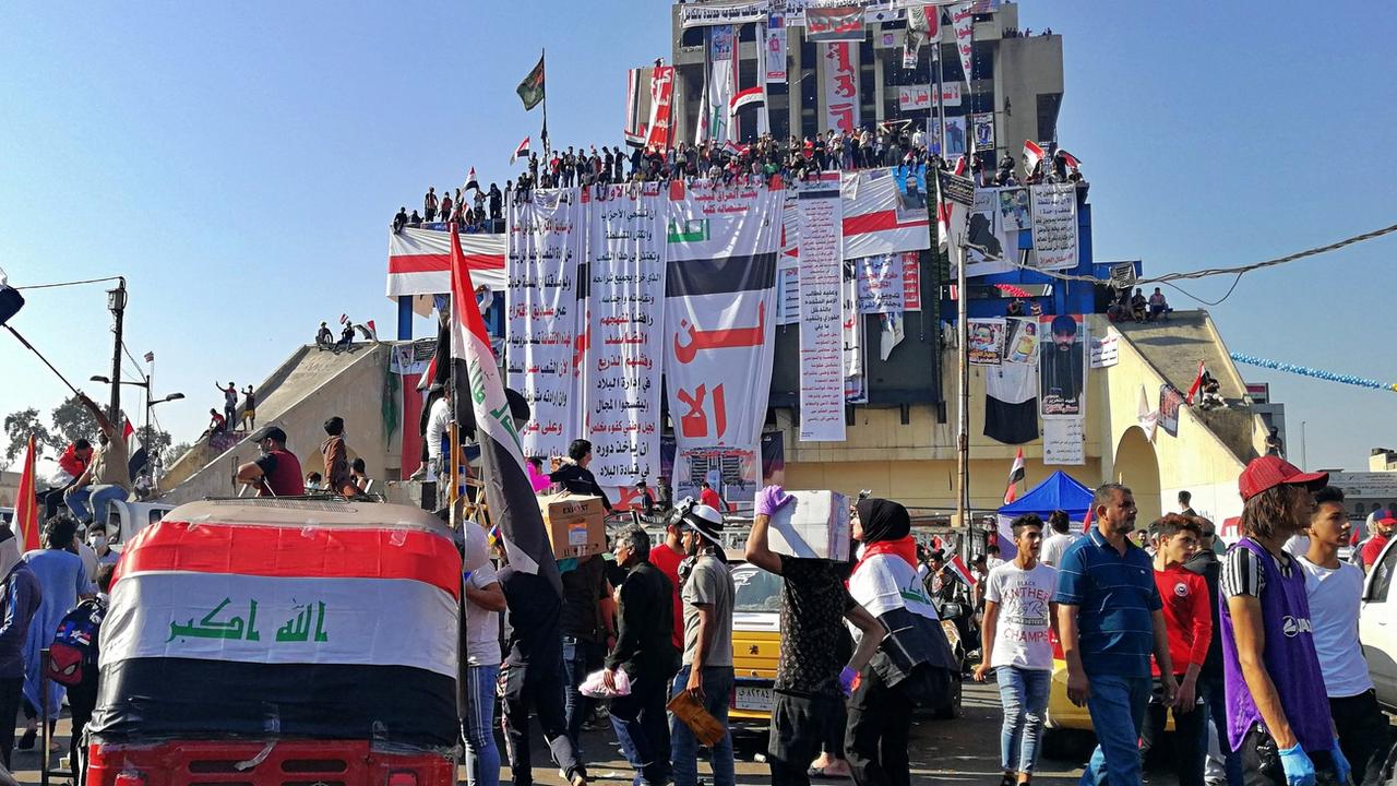 Des manifestants anti-gouvernement se réunissent sur la place Tahrir de Bagdad, la capitale irakienne. [AP Photo - Khalid Mohammed]