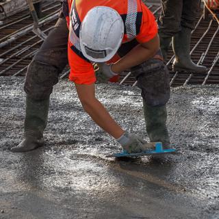 Un ouvrier travaille sur un chantier en France. [AFP - Guillaume Souvant]