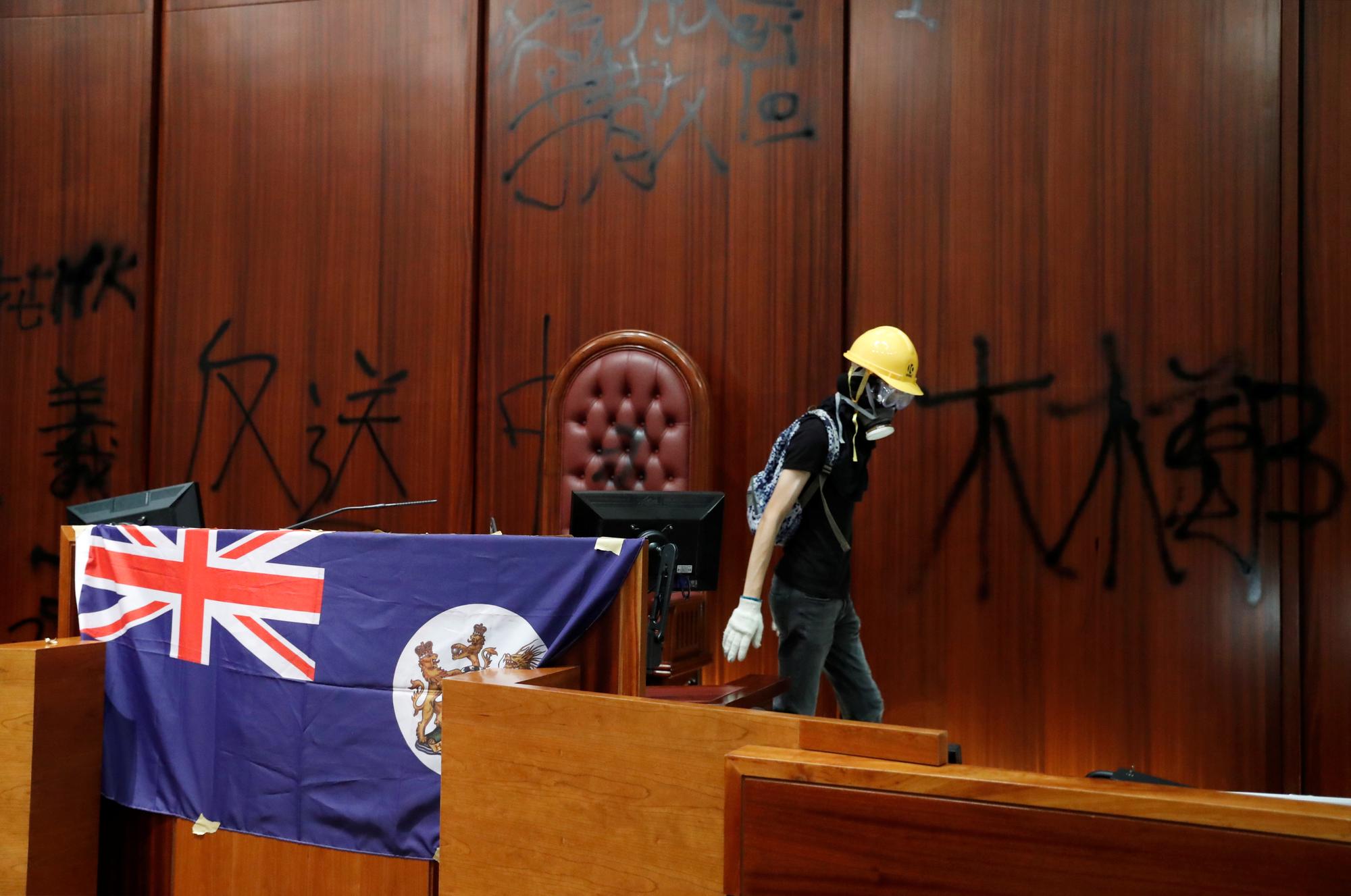 Un drapeau colonial britannique a été déposé dans l'hémicycle du Parlement hongkongais. [Reuters - Tyrone Siu]