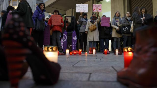 Des manifestantes ont participé lundi à Genève à une marche contre les violences. [Keystone - Salvatore Di Nolfi]