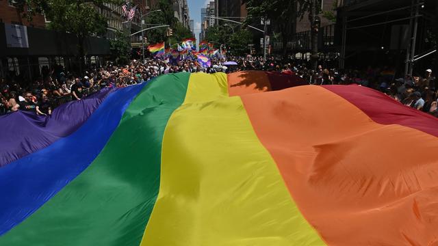 Près de 150'000 participants ont défilé à New York pour la "World Pride". [AFP - Angela Weiss]