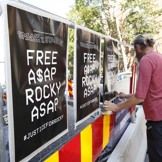 Des affiches de soutien à la libération du rappeur A$AP Rocky dans le cadre de son procès en Suède. [TT News Agency via AP/Keystones - Fredrik Persson]