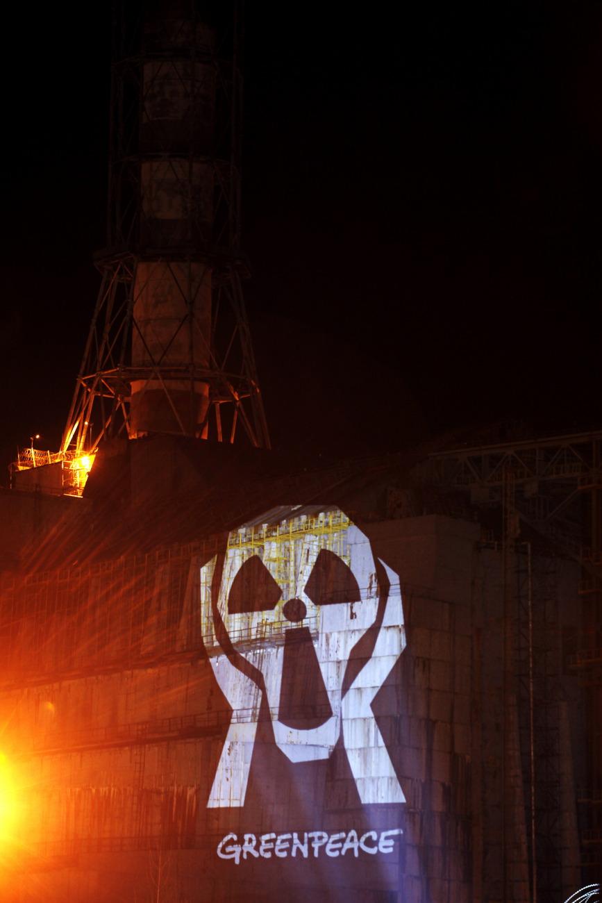 Une projection de Greenpeace sur le sarcophage de la centrale de Tchernobyl, pour le 25e anniversaire de l'accident nucléaire, le 26 avril 2011. [Keystone - Vadim Kantor/Greenpeace/dapd]