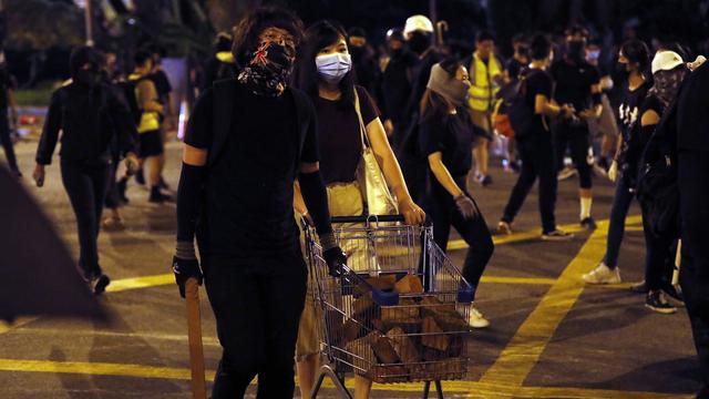 Des manifestants masqués malgré l'interdiction, ce 4 octobre 2019m à Hong Kong. [AP Photo/ - Vincent Thian]