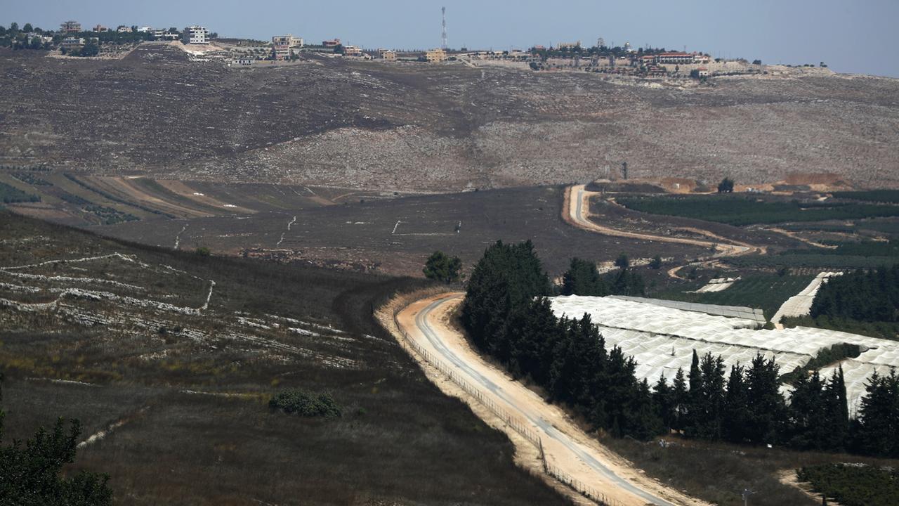 Une vue du village libanais de Maroun Al Ras, depuis la frontière israélienne, près du village d'Avivim, le 1er septembre 2019. [Keystone/epa - Atef Safadi]