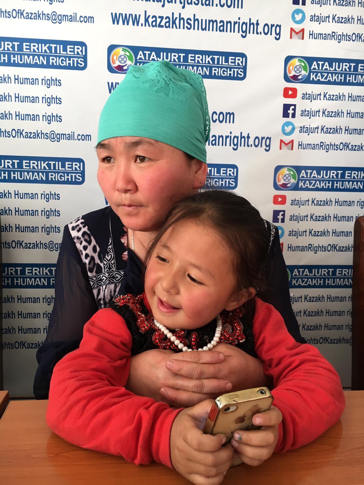 Gulzira Tursinjan, chinoise détenue 15 mois dans des camps au Xinjiang, avec sa fille de 4 ans dans les bras. [RTS - Michael Peuker]