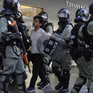 Interventions policières lors de nouvelles manifestations à Hong Kong, le 12 novembre 2019. [Keystone - AP Photo/Vincent Yu]