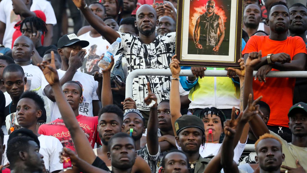 Après des crises d'hystérie à l'annonce de sa mort, les fans de DJ Arafat se sont rendus par milliers à la cérémonie organisée pour lui rendre hommage à Abidjan. [Thierry Gouegnon]