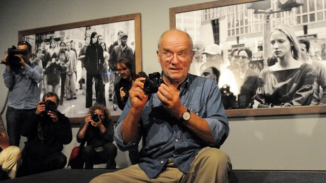 Le photographe de mode Peter Lindbergh lors d'une exposition sur ses oeuvres à Paris. [Keystone - Tobias Kleinschmidt]