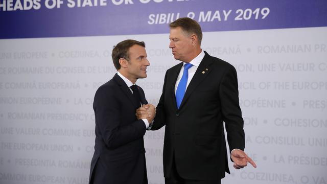 Emmanuel Macron et Klaus Werner Ioannis à Sibiu. [AP Photo/Keystone - Vadim Ghirda]