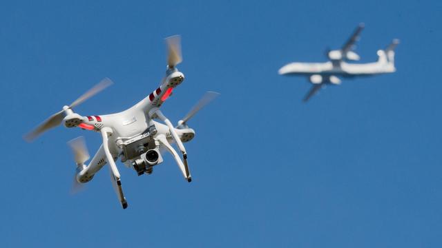 Les aéroports d'Heathrow et Gatwick ont investi plusieurs millions de livres dans des équipements et de la technologie anti-drones. [Keystone - Julian Stratenschulte]