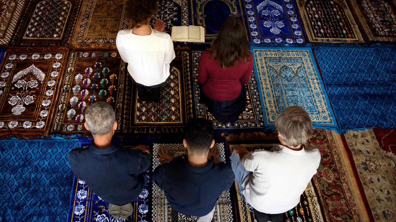Anne-Sophie Monsinay et Eva Janadin ont dirigé la prière musulmane pour la première fois en France. [AFP - Lionel Bonaventure]