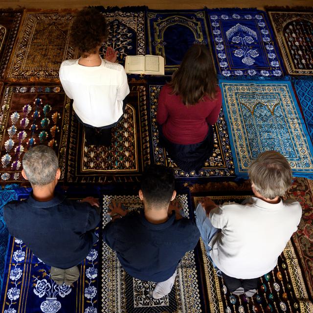 Anne-Sophie Monsinay et Eva Janadin ont dirigé la prière musulmane pour la première fois en France. [AFP - Lionel Bonaventure]