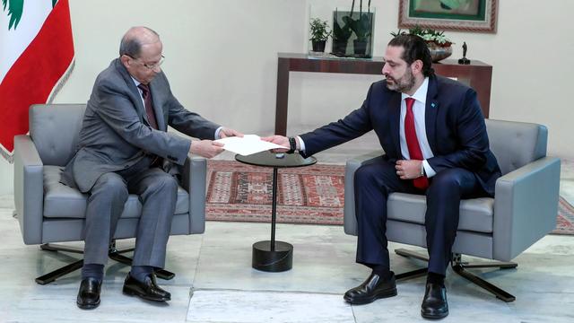 Le président libanais Michel Aoun reçoit la lettre de démission de son Premier ministre Saad Hariri. [Keystone/EPA - Dalati Nohra]