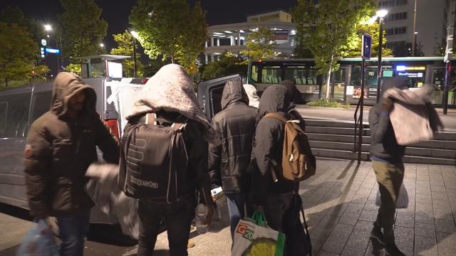 Distribution de couvertures à des migrants aux portes de Paris. [RTS - Capture d'écran]