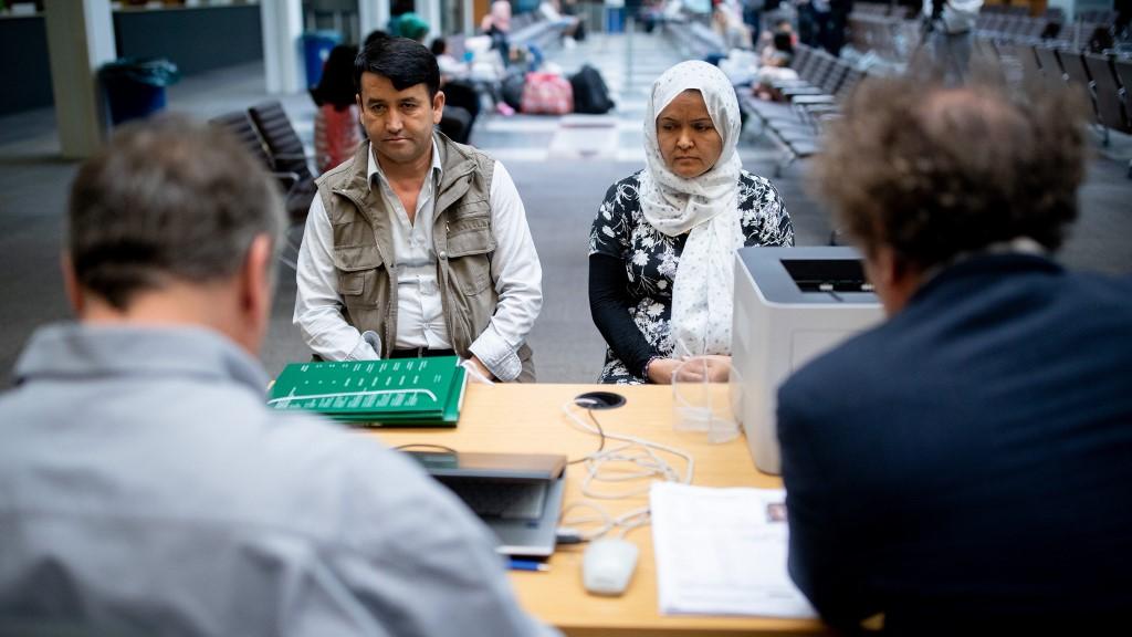 Une famille et un interprète dans un office pour réfugiés en Allemagne (image d'illustration). [Keystone - Kay Nietfeld/dpa]