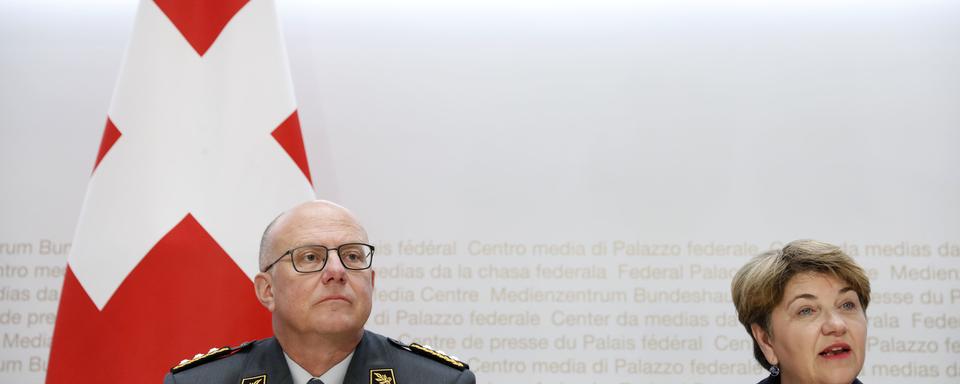 Le chef de l'armée suisse Philippe Rebord (à gauche) et la conseillère fédérale Viola Amherd. [Keystone - Peter Klaunzer]