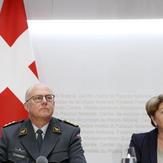 Le chef de l'armée suisse Philippe Rebord (à gauche) et la conseillère fédérale Viola Amherd. [Keystone - Peter Klaunzer]